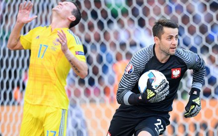 Łukasz Fabiański w formie! Artem Fedetskyi złości się po kolejnej udanej interwencji naszego bramkar