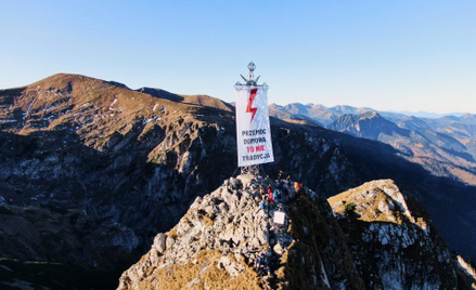 Na krzyżu na Giewoncie pojawił się dziś baner Strajku Kobiet.