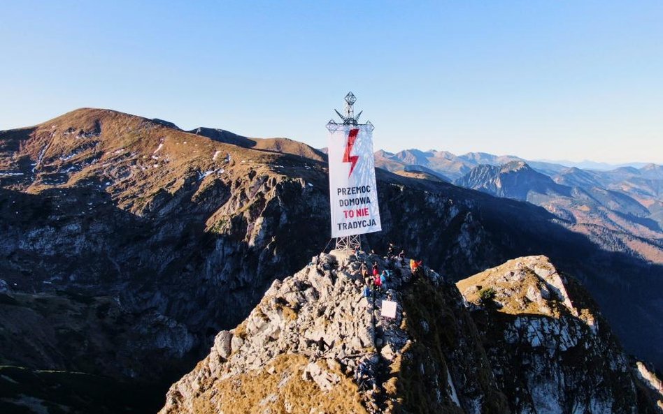 Na krzyżu na Giewoncie pojawił się dziś baner Strajku Kobiet.