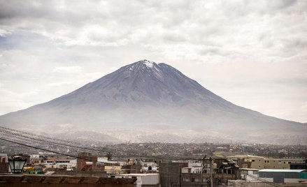 Wulkan góruje nad miastem Arequipa liczącym 900 tys. mieszkańców