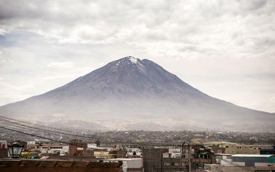 Wulkan góruje nad miastem Arequipa liczącym 900 tys. mieszkańców