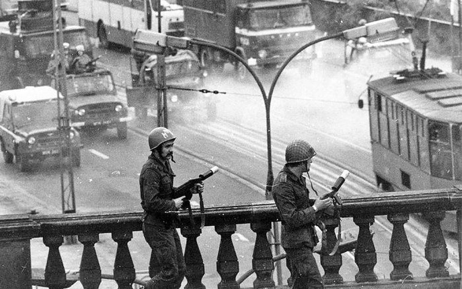 ZOMO rozpędza demonstrację zwolenników „Solidarności” w Warszawie, 31 sierpnia 1982 r.