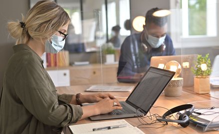 Młodzi coraz częściej myślą o emigracji zarobkowej