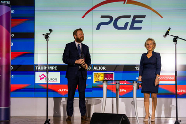 Drugą nagrodę główną przyznano PGE. Od lewej Zbigniew Kajdanowski, z-ca dyrektora departamentu komun