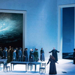 „Holender tułacz” w Opéra Bastille, scena zbiorowa, w środku Tomasz Konieczny (Holender) i Ricarda M