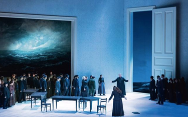 „Holender tułacz” w Opéra Bastille, scena zbiorowa, w środku Tomasz Konieczny (Holender) i Ricarda M
