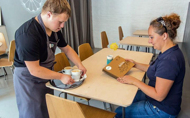 Dobra Kawiarnia w Poznaniu, zatrudniająca osoby niepełnosprawne intelektualnie, powstała dzięki zbió