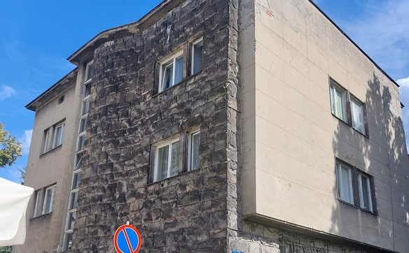 Kamień przez lata pokrył się grubą warstwą brudu - tak wyglądał przez remontem