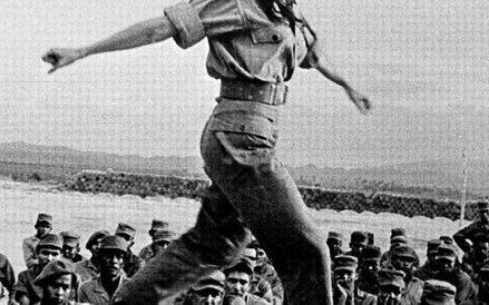 Alicia Alonso, tańcząca w połowie lat 60. dla oddziałów kubańskiej Straży Granicznej niedaleko amery