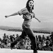 Alicia Alonso, tańcząca w połowie lat 60. dla oddziałów kubańskiej Straży Granicznej niedaleko amery