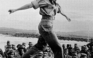 Alicia Alonso, tańcząca w połowie lat 60. dla oddziałów kubańskiej Straży Granicznej niedaleko amery