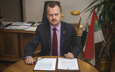 Arkadiusz Chęciński jest od lat związany z samorządem Sosnowca.  Był radnym  z ramienia Platformy Ob