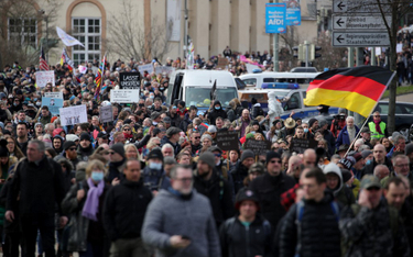 Niemcy: Przeciwnicy maseczek porównują się do Sophie Scholl