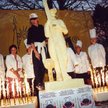 Adam Małysz ze swoim sobowtórem z białej czekolady w Wiśle w 2001 r.