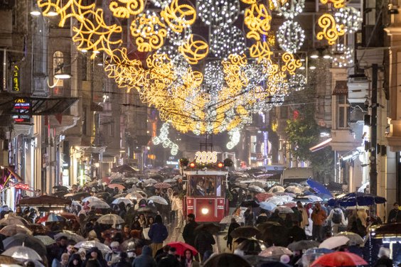 Tłumy witają Nowy Rok w Stambule