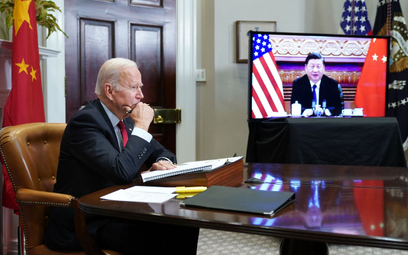 Prezydent USA Joe Biden podczas rozmowy z prezydentem Chin Xi Jinpingiem