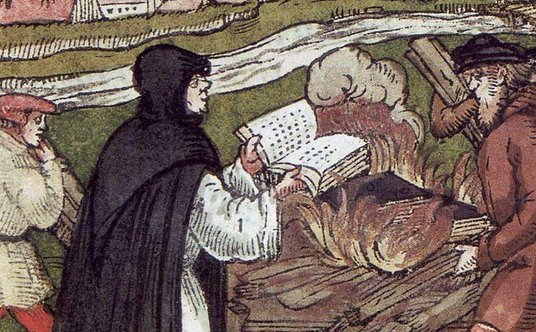 Luter pali bullę papieską, w której Leon X potępił jego poglądy i uznał go za heretyka.