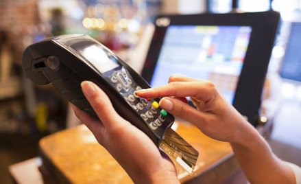 Visa i Mastercard ograniczały konkurencję