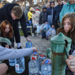 W Kijowie mieszkańcy ustawili się w kolejki po wodę po zmasowanym ataku bombowym Rosji