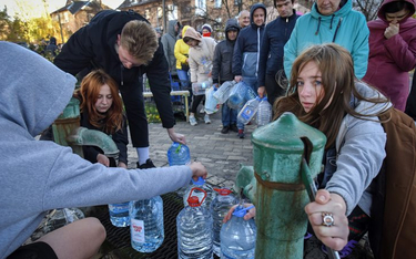 W Kijowie mieszkańcy ustawili się w kolejki po wodę po zmasowanym ataku bombowym Rosji
