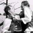 „Sami swoi” to film, którym Sylwester Chęciński (1930–2021) zyskał nieprzemijającą popularność