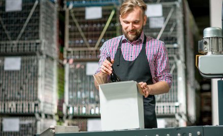Nieodpłatne przekazanie maszyn kooperantowi - jak jest opodatkowane