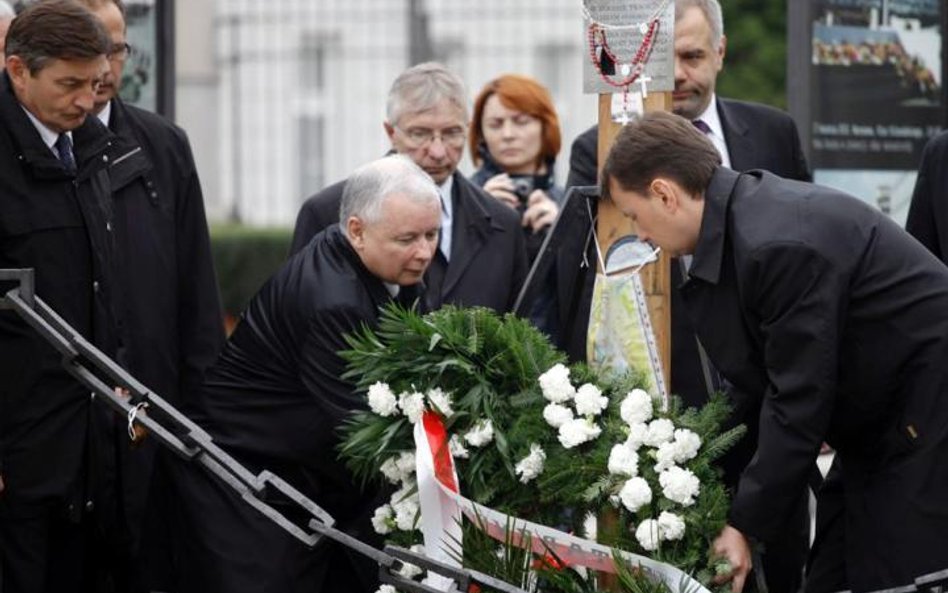 Jarosław Kaczyńskii posłowie PiS pod krzyż doszli, korzystając z przejścia przez Pałac Prezydecki