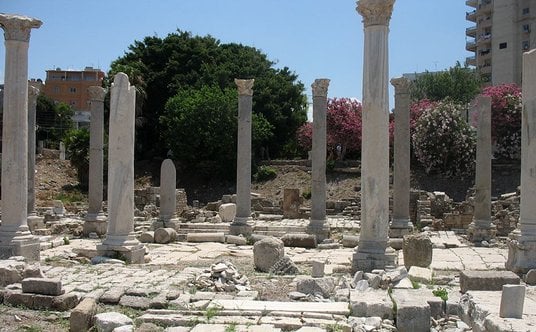 Oktogonalny kościół z marmurowymi kolumnami w Tyrze. Fot. Mariusz Gwiazda