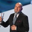 Operator Witold Płóciennik z nagrodą za zdjęcia w filmie "Ikar. Legenda Mietka Kosza" podczas 44. Fe