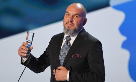 Operator Witold Płóciennik z nagrodą za zdjęcia w filmie "Ikar. Legenda Mietka Kosza" podczas 44. Fe
