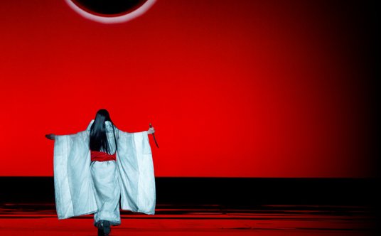 „Madame Butterfly” w scenografii Borisa Kudlički, Opera Narodowa