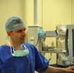 Paweł Tabakow to neurochirurgu, kierujący zespołem, który przeprowadził pierwszą na świecie operację