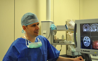 Paweł Tabakow to neurochirurgu, kierujący zespołem, który przeprowadził pierwszą na świecie operację