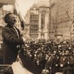 Ignacy Jan Paderewski porywa swym przemówieniem tłum nowojorczyków (nie wyłączając policjantów) po p