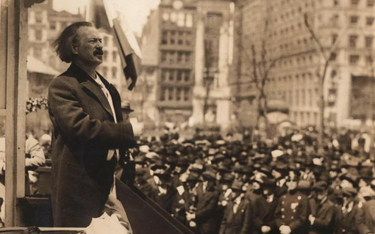 Ignacy Jan Paderewski porywa swym przemówieniem tłum nowojorczyków (nie wyłączając policjantów) po p