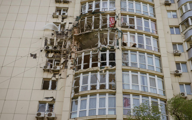 Uszkodzony budynek po nocnym ataku  irańskich dronów w Kijowie, 8 maja 2023