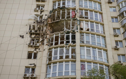 Uszkodzony budynek po nocnym ataku  irańskich dronów w Kijowie, 8 maja 2023