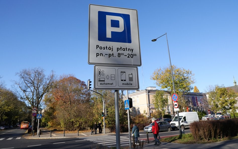 Będą zmiany w strefach płatnego parkowania. Chodzi o opłatę za brak opłaty