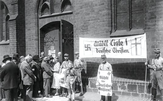 Nazistowska propaganda wyborcza pod jednym z ko&#x15b;cio&#x142;&#xf3;w. Wybory w Berlinie, 23 lipca