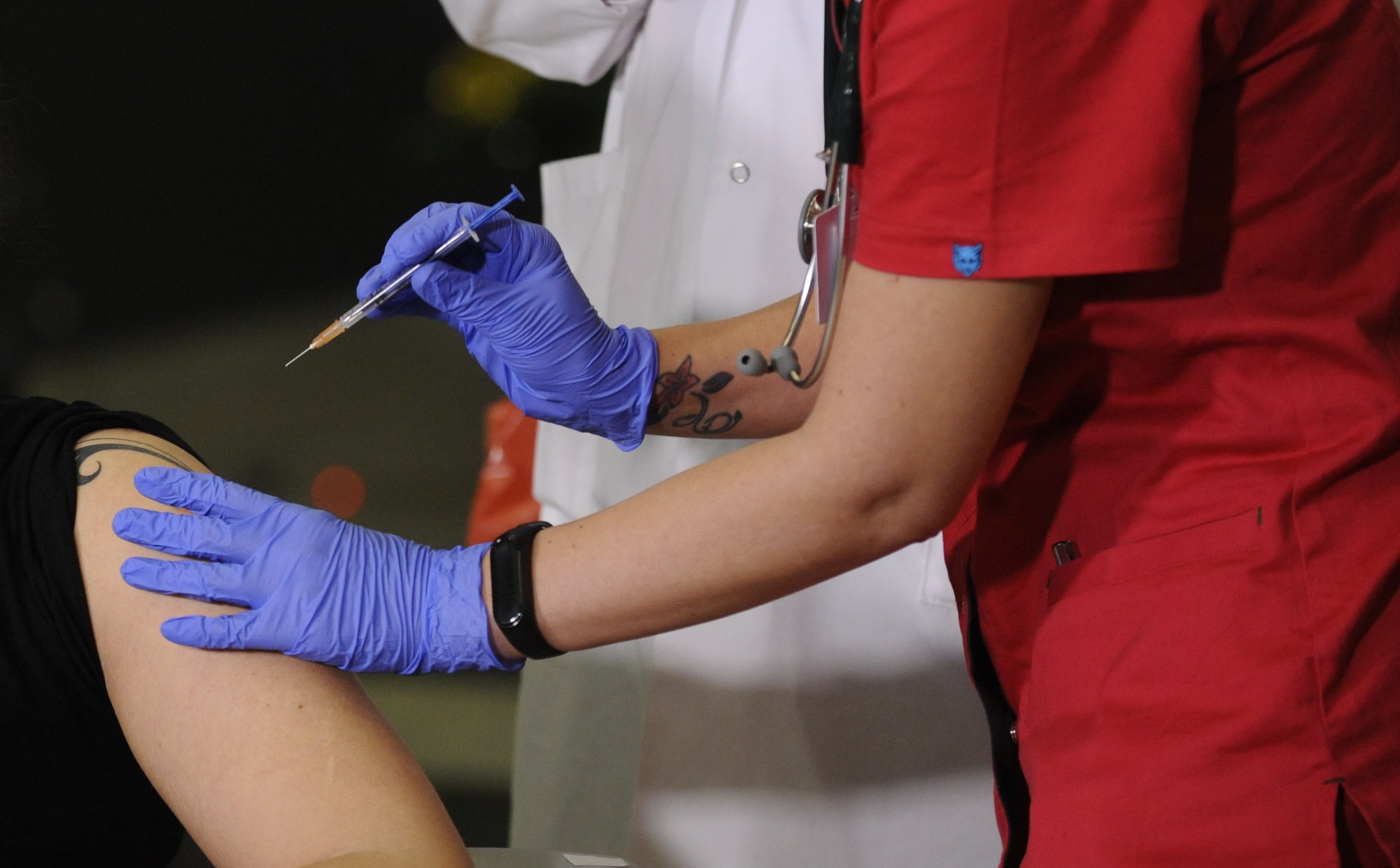 COVID-19. Mniej szczepionek, ale też mniej zainteresowanych