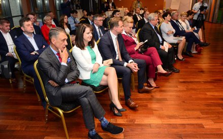 Debacie przysłuchiwali się marszałkowie biorący udział w Konwencie Marszałków Województw RP.