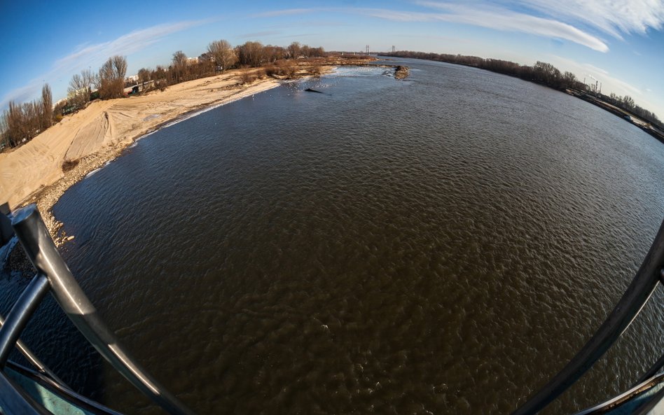 Widok na Wisłę w kierunku południowym. Po lewej teren piaskarni, gdzie składowany jest piasek wydoby