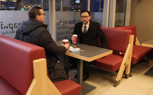 Premier Mateusz Morawiecki i prezes zarządu PKN ORLEN Daniel Obajtek na jednej ze stacji Paliw Orlen