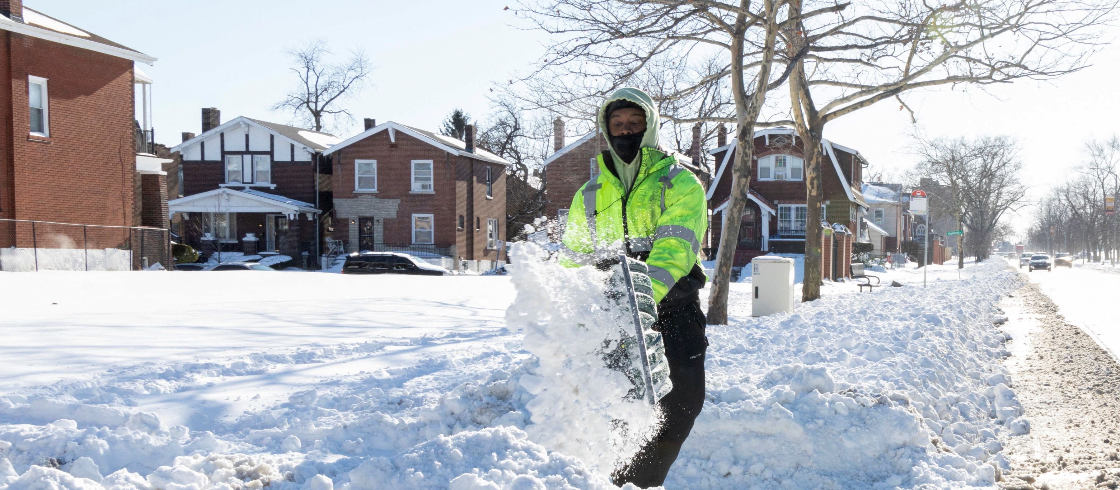 Historyczna śnieżyca paraliżuje USA. Tysiące lotów odwołanych, miliony bez prądu