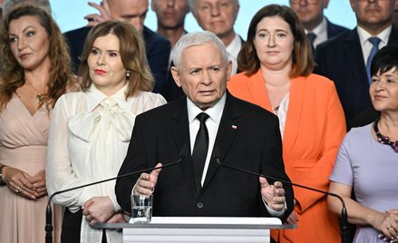Prezes PiS Jarosław Kaczyński oraz politycy partii podczas konferencji prasowej w siedzibie Prawa i 