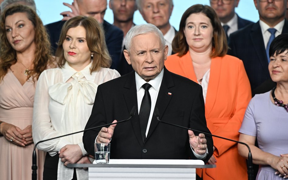 Prezes PiS Jarosław Kaczyński oraz politycy partii podczas konferencji prasowej w siedzibie Prawa i 