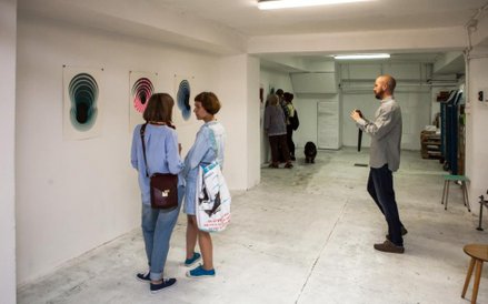 Wernisaż wystawy 1010 „Dziura w całym” w warszawskiej Kwiaciarni Grafiki.