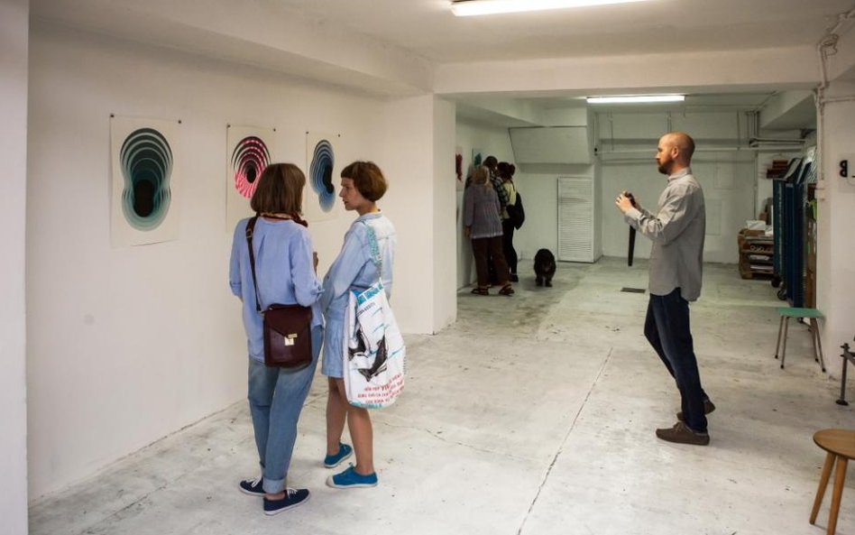 Wernisaż wystawy 1010 „Dziura w całym” w warszawskiej Kwiaciarni Grafiki.