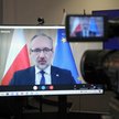 Minister zdrowia Adam Niedzielski (na ekranie) podczas konferencji prasowej w siedzibie Ministerstwa