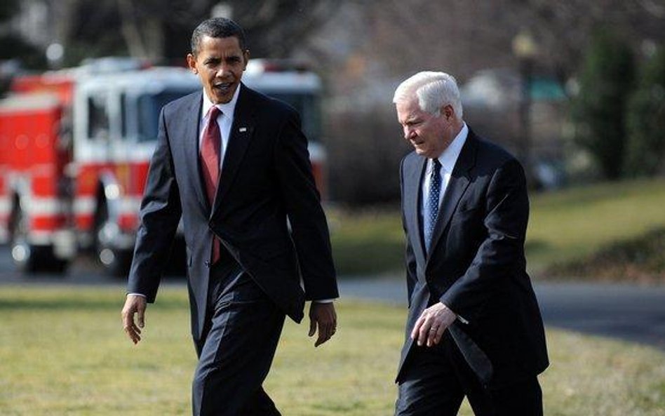Prezydent USA Barack Obama (z lewej) i sekretarz obrony Robert Gates